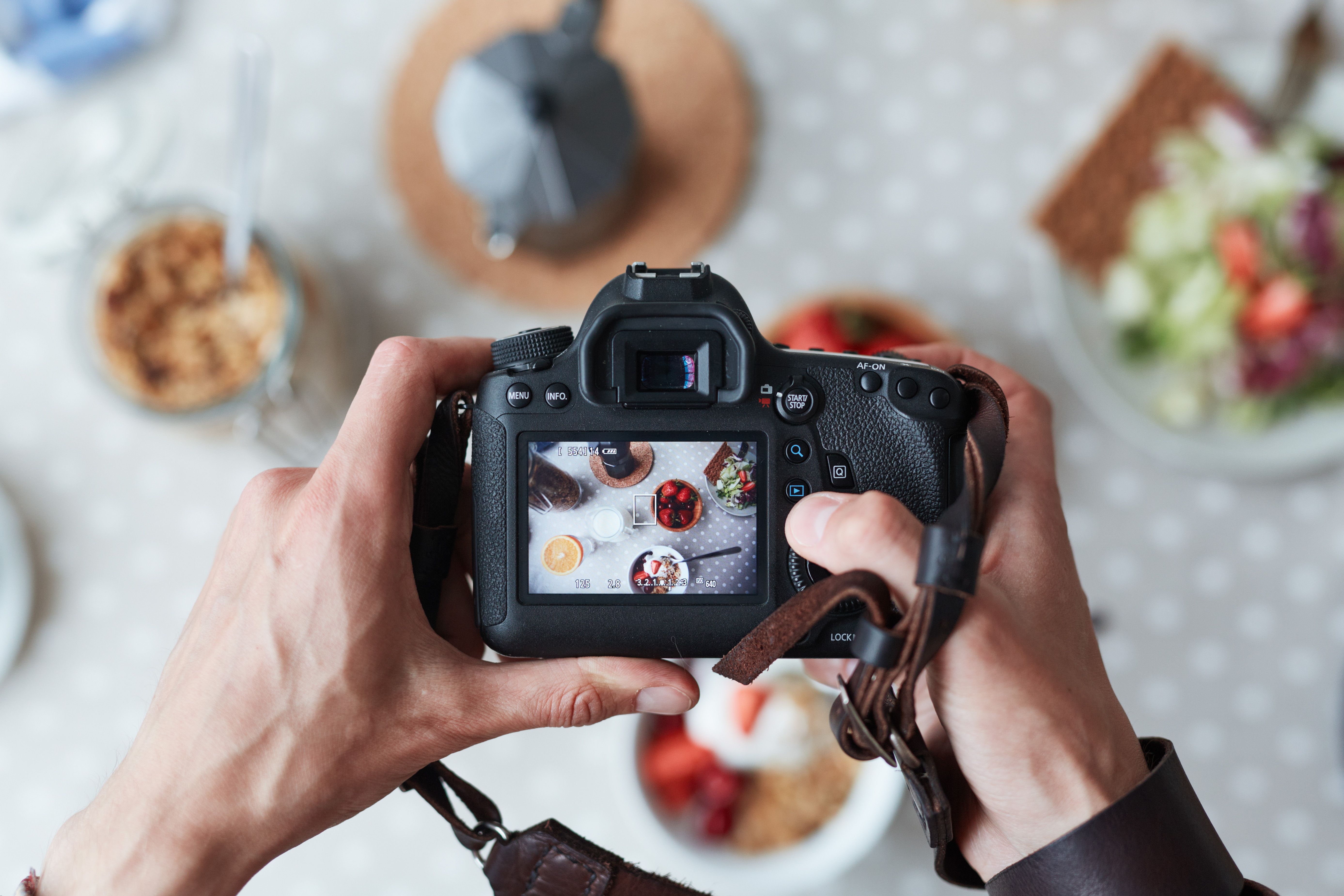 Нужно сделать фото. Фотографирование еды. Фотограф предметной съемки. Фотоаппарат и еда. Фотосъемка предметов.