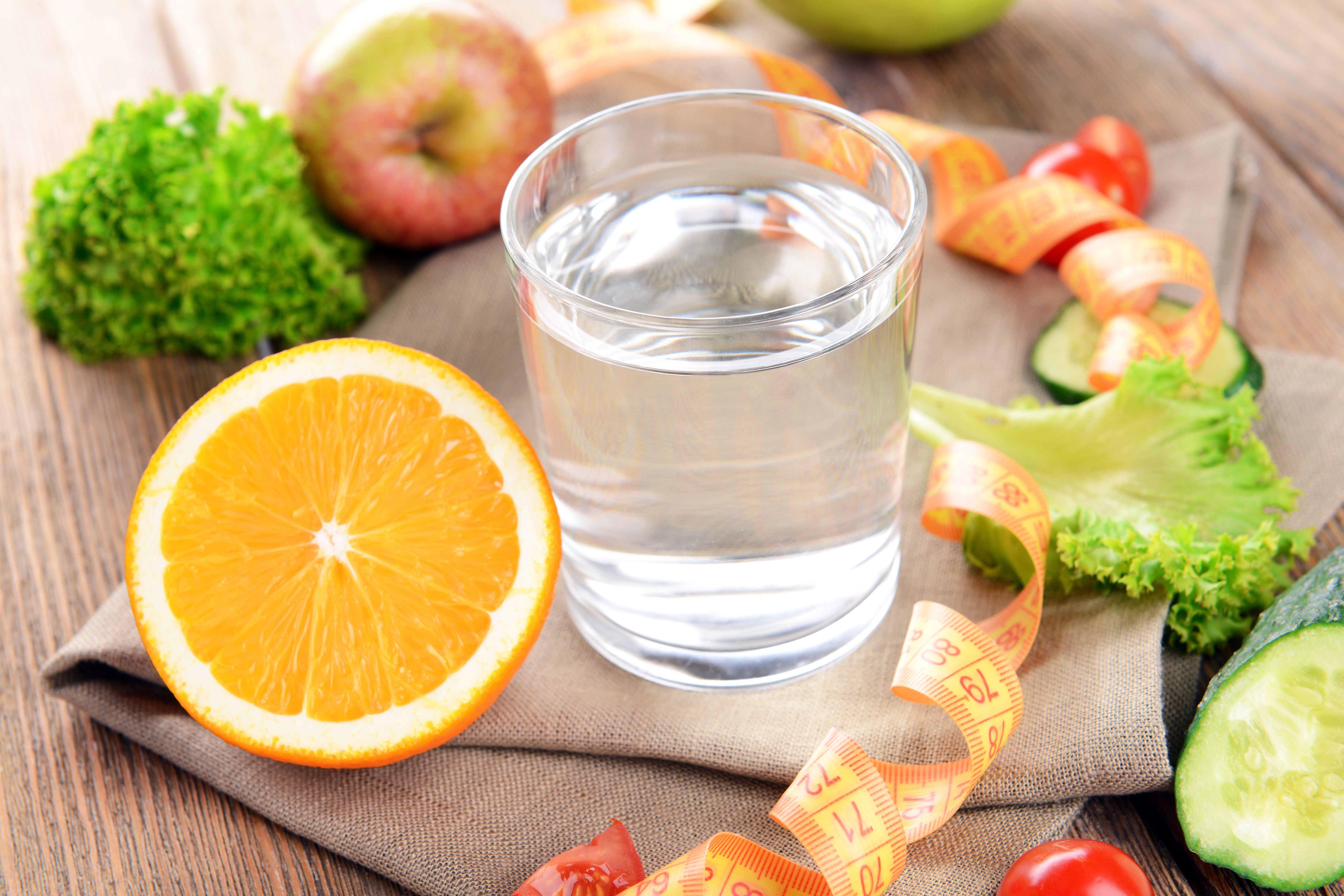 Можно запивать водой во время еды. Вода с фруктами в стакане. Правильное питание вода. Здоровое питание. Здоровое питье.